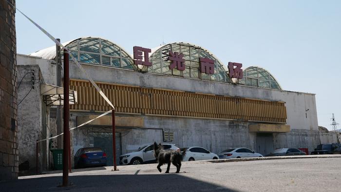 1987年竣工的红光市场，就是宁夏最早的商业综合体，融合了零售、餐饮、娱乐等多项城市主要功能活动。