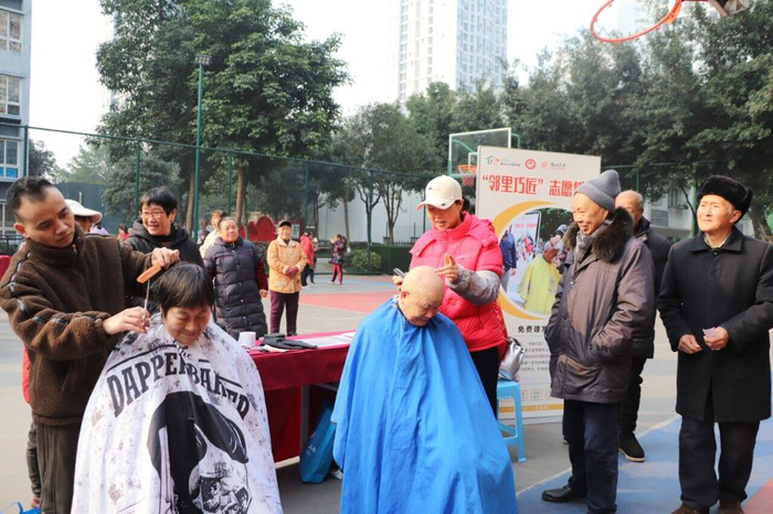 公租房居民在两江名居“邻里巧匠”志愿服务集市享受服务。重庆市公租房管理局供图