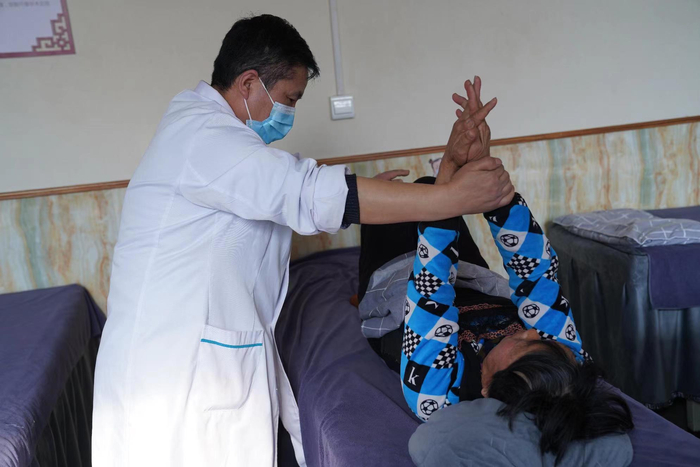 医生为患者治疗