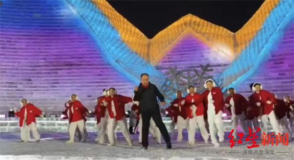 ▲哈尔滨市阿城区文旅局局长王殿友在冰雪大世界舞台上跳“曳步舞”。网友视频截图