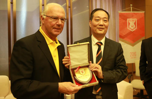 2016年4月18日，贝肯鲍尔造访鲁能泰山足球俱乐部。   山东泰山足球俱乐部 