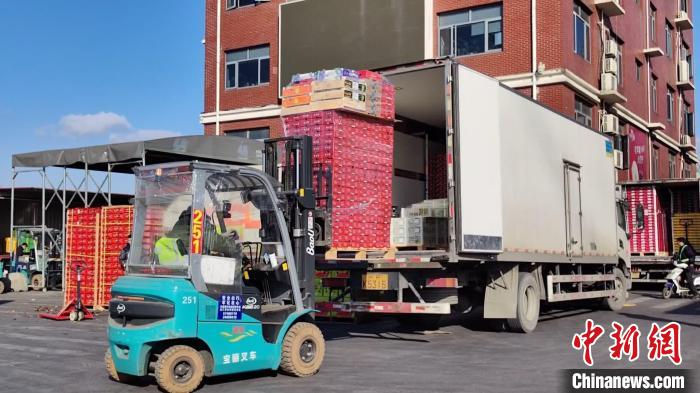 华东地区规模最大的进口水果批发市场上海辉展果蔬市场。任新月摄