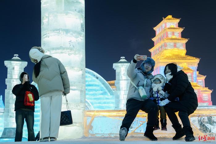 ▲1月2日，黑龙江哈尔滨，第二十五届哈尔滨冰雪大世界内游客在拍照。图据ICphoto