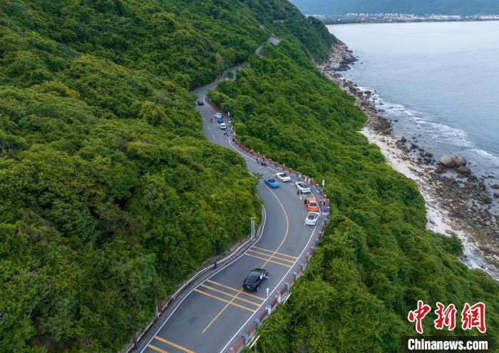 图为航拍海南环岛旅游公路项目三亚太阳湾段中新网记者 骆云飞摄