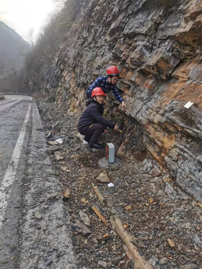 省地质局技术人员寻找合适的钻井点位
