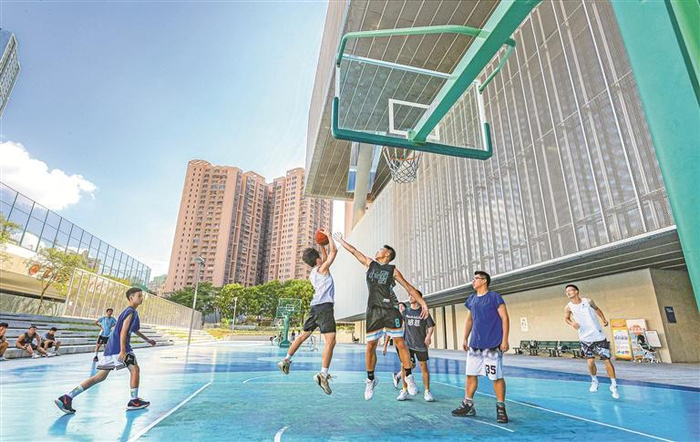 简上体育综合体为大型智慧体育场馆。图为市民在其篮球场运动。