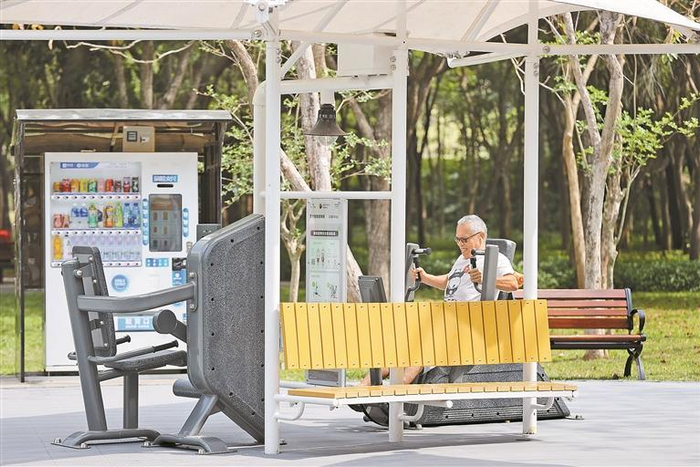 市民在莲花山公园的室外智能健身房锻炼。