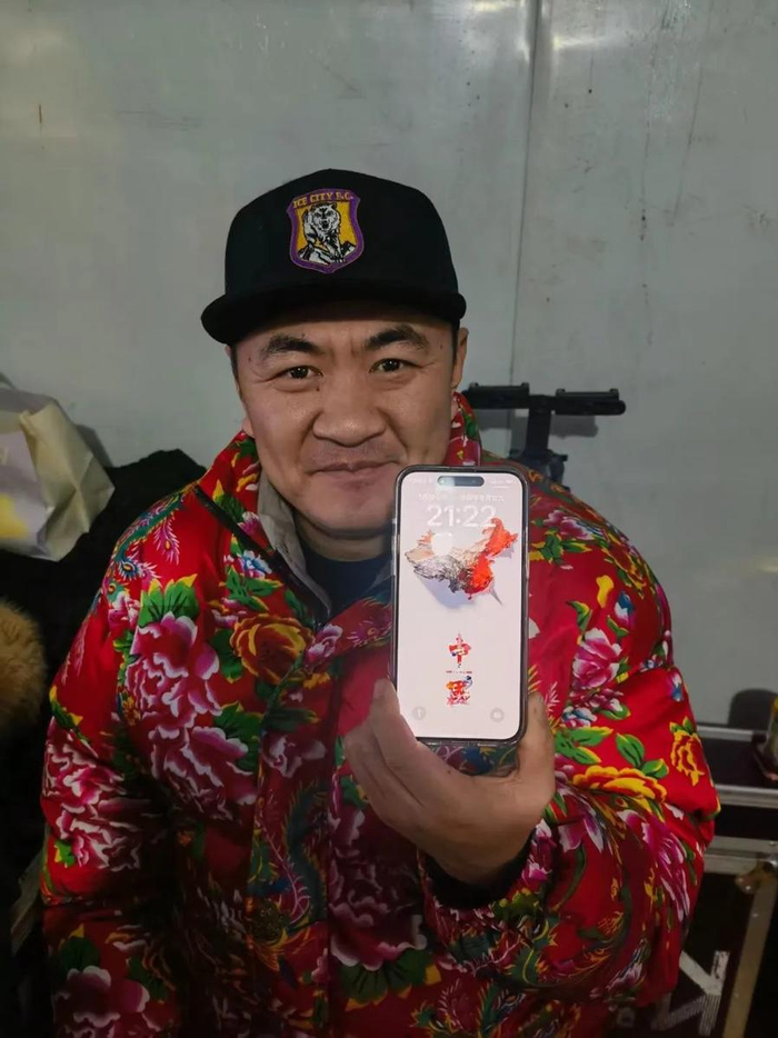 “左右哥”展示手机桌面。中国新闻周刊  