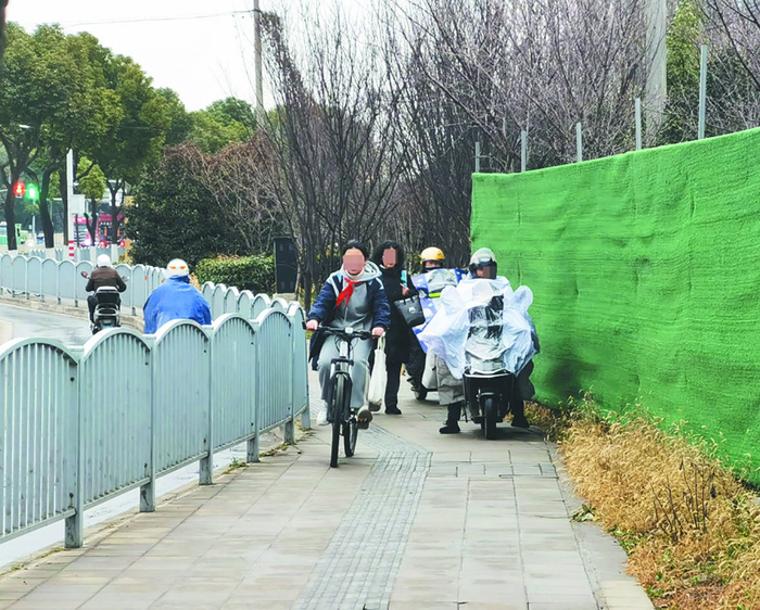     人行道上逆行的外卖骑手