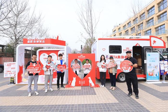 皇家在中国举办的“带宠去医院”项目和“体检巴士”