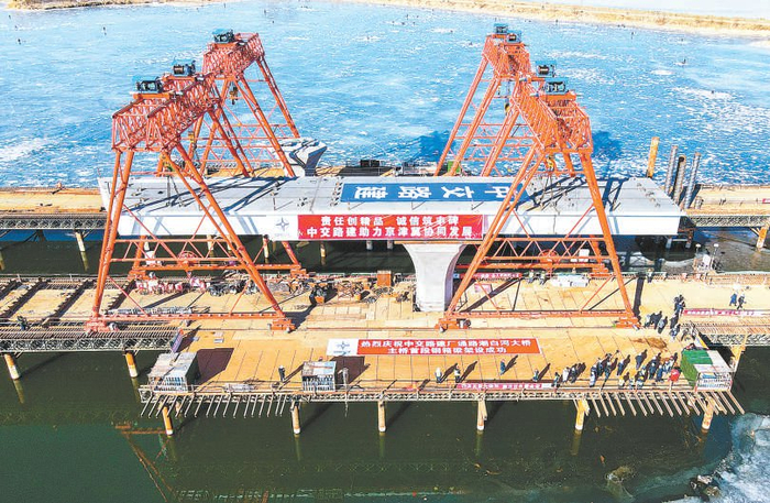 昨天，连接京冀两地的厂通路潮白河大桥首段钢箱梁开始吊装，主桥全面进入上部结构施工阶段。本报记者 邓伟摄