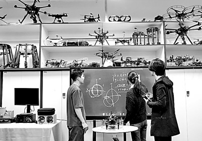     上海交大机器人研究所无人系统实验室，学生在进行讨论。新华社发