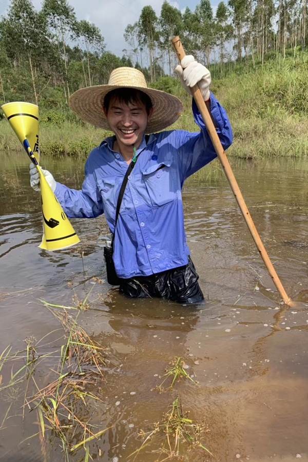 巡护管道的管网员工  梁中政摄