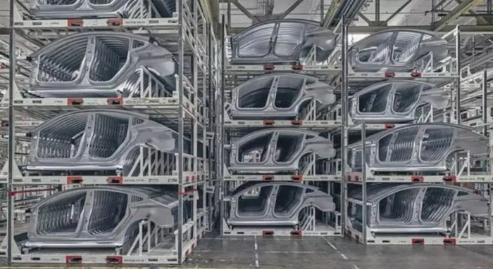 弗里蒙特工厂的Model3侧门框架