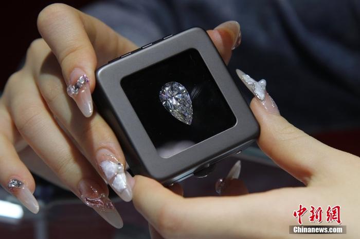  资料图：第六届中国国际进口博览会上，Z DIAMOND展出的10克拉人造钻石吸引众人目光。中新社记者 张亨伟 摄