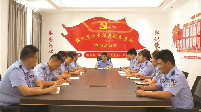         界河店派出所民警集体深入学习新时代“枫桥经验”，研究推进基层社会治理创新。                                             胡晓闯 摄