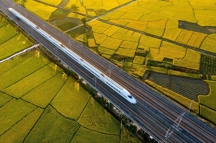 运行中的高铁。视觉中国