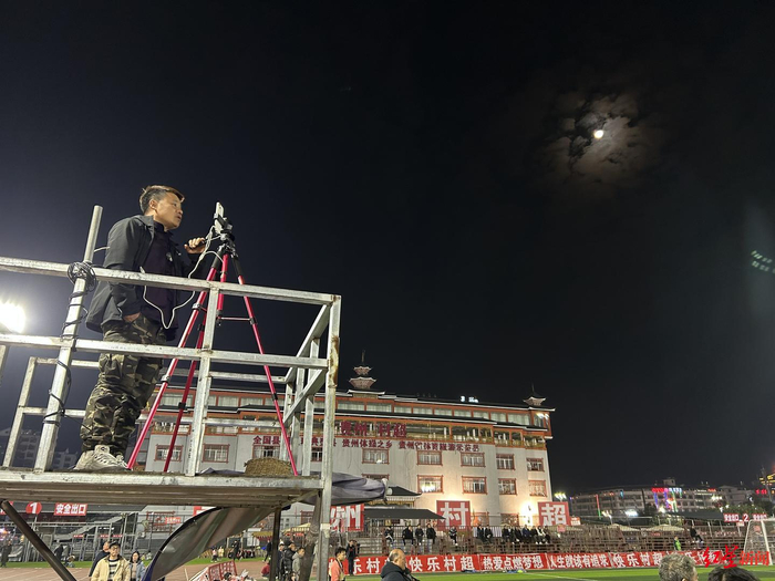 ▲“贵州村超八哥”龙胜鹏每晚都在球场边进行直播