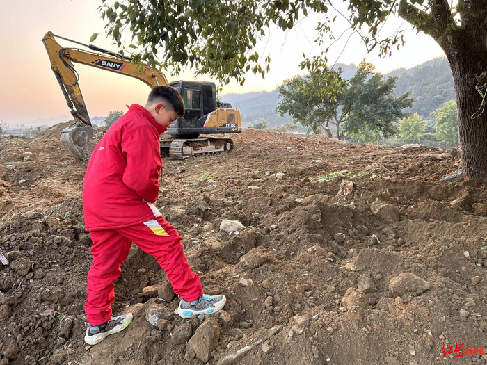 ▲月寨村的篮球场正在进行改造，村里的孩子们都在期盼改造后的新球场