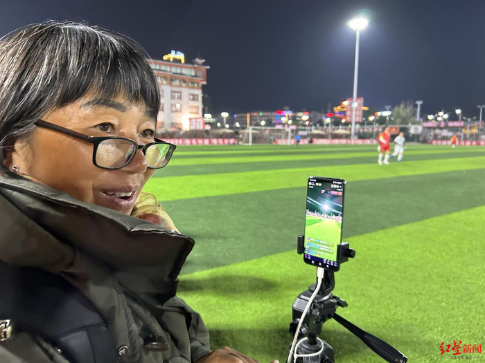 ▲来自江苏的“吴姐”在榕江已经住了半年多，她经常到球场边直播比赛