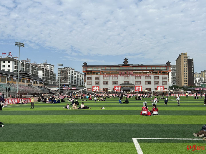 ▲周末，榕江村超足球场上到处都是来散步休息的市民