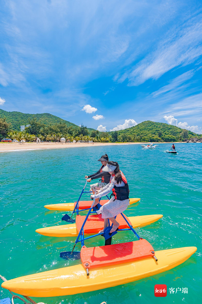 游客在三亚天涯海角游览区体验水上项目。三亚旅文集团供图