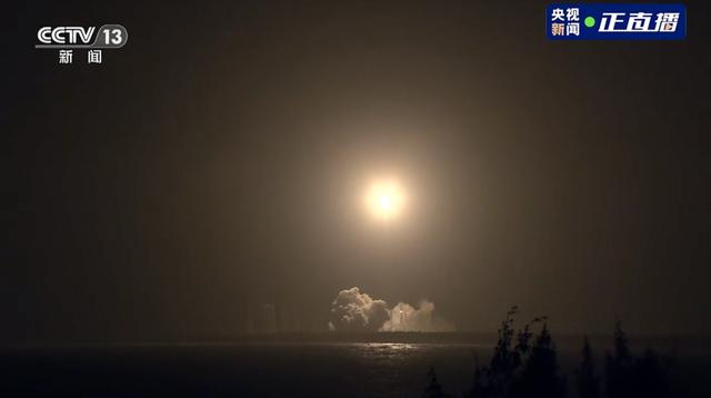 长征七号托举天舟七号货运飞船升空。（图源：直播截图）