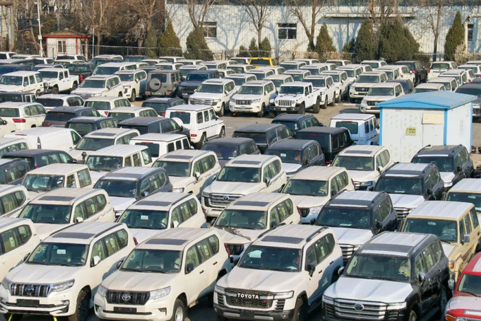 ▲天津港综合保税区内不同版本的酷路泽 苗诗雨 摄