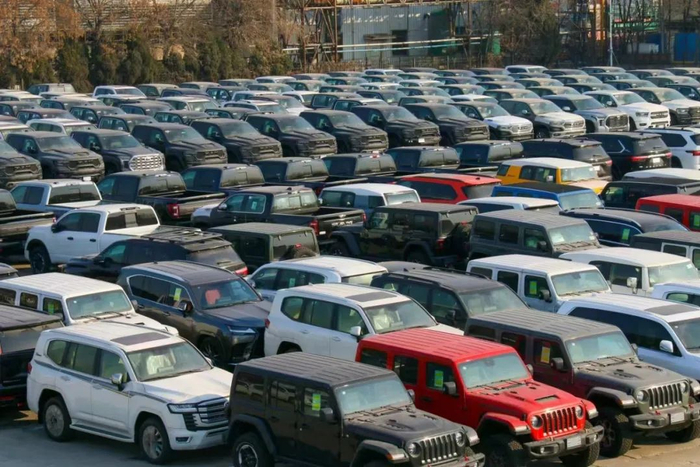 ▲天津港综合保税区内平行进口车积压苗诗雨 摄