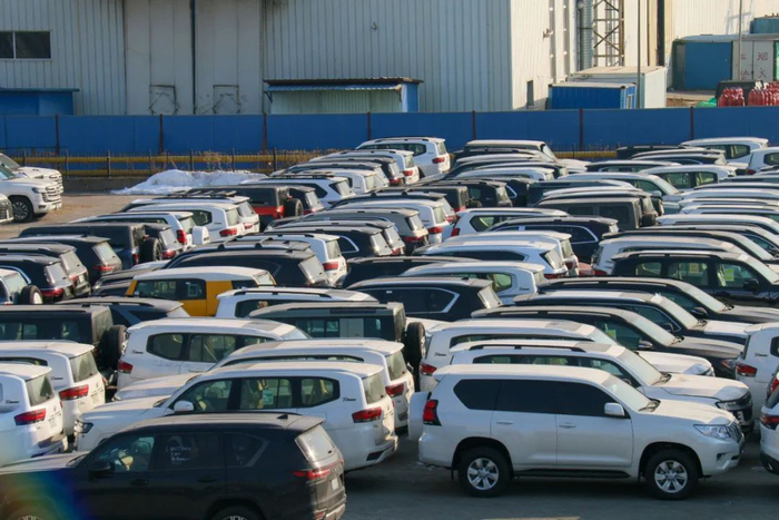 ▲天津港综合保税区内库存的酷路泽 苗诗雨 摄