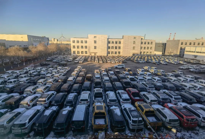 ▲天津港综合保税区内库存的平行进口车 苗诗雨 摄