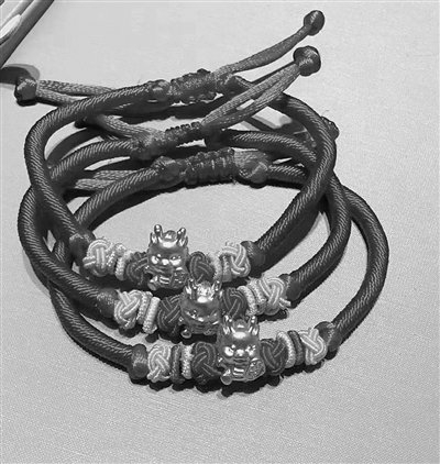 　　图为“老凤祥”龙年金首饰。