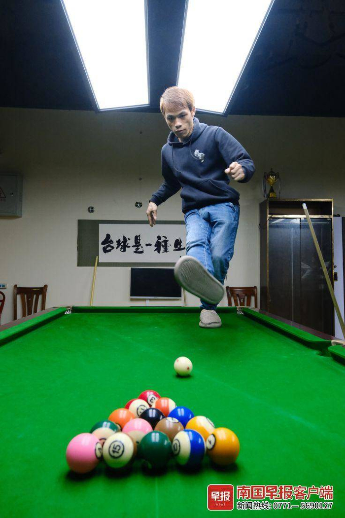 ▲黄李用脚开球。