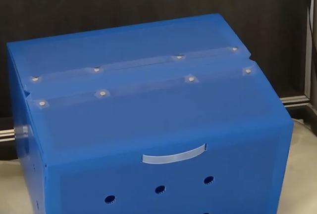 新鲜果蔬使用的蓝色包装箱。（图源：央视直播截图）