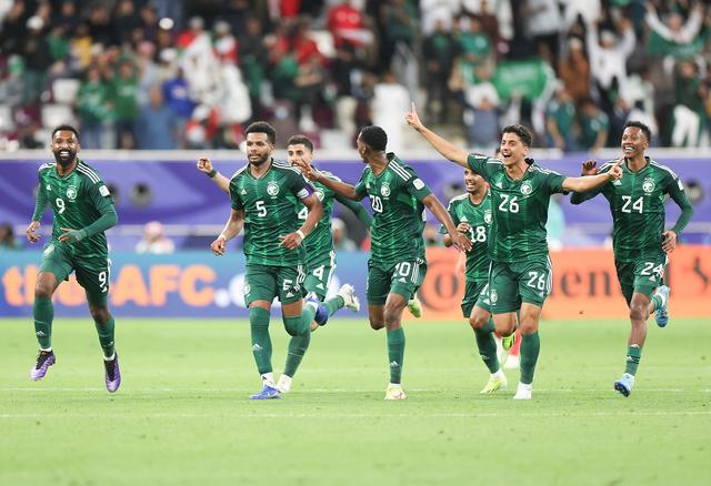 沙特球员阿尔布莱希（左二）与队友庆祝进球。  图/新华社