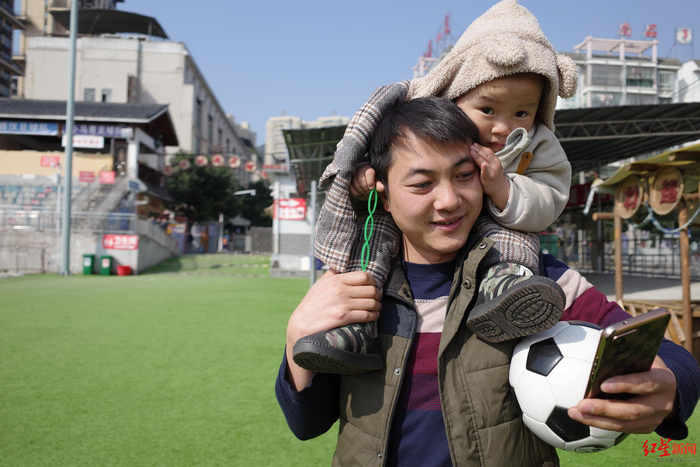 ▲对很多榕江市民来说，常年开放的村超球场是他们周末最好的去处