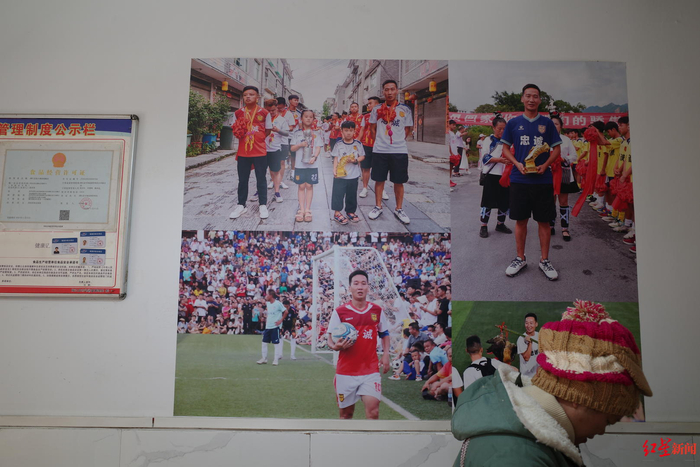 ▲2023年村超“球王”董永恒的照片被挂在他岳母开的卷粉店内