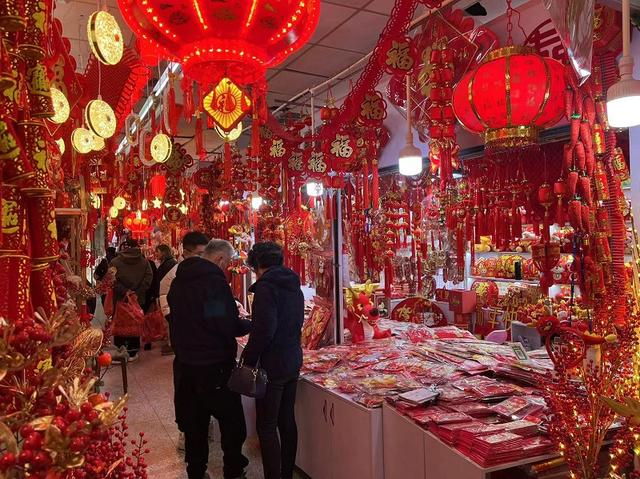 豫园周边一些商场铺位摆出了迎新节日用品。（简工博 摄）