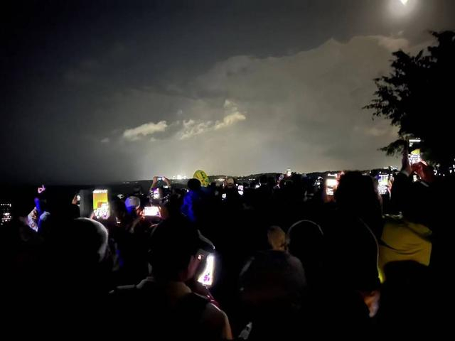 1月17日22时25分，等待火箭发射的观看者。（图源：受访者供图）