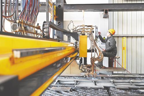     1月9日，在金环建设集团生产车间，工人操作数控切割机进行下料。  河北日报记者 张晓超摄