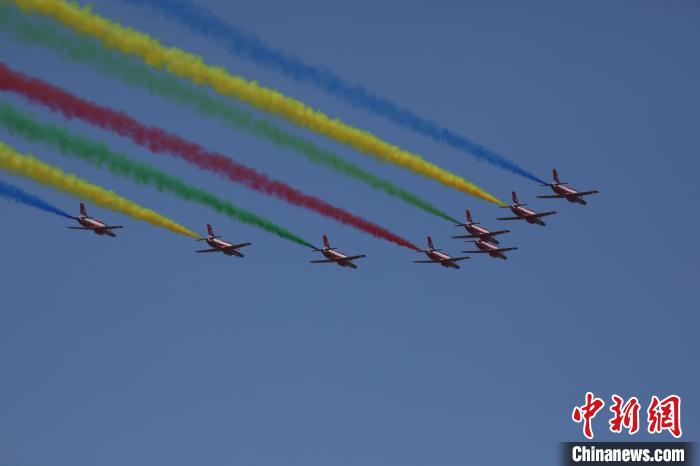 1月17日，中国空军“红鹰”飞行表演队在老挝进行飞行表演。　张驰 摄
