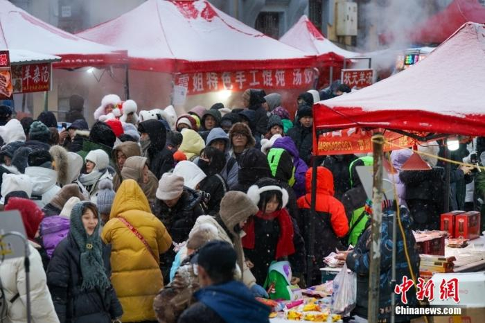   黑龙江哈尔滨，位于红专街的“红专早市”人潮涌动。 中新社发 赵宇航 摄