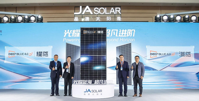     1月6日，晶澳科技推出DeepBlue4.0Pro湛蓝系列和耀蓝系列海上光伏n型产品方案。    （晶澳科技供图）
