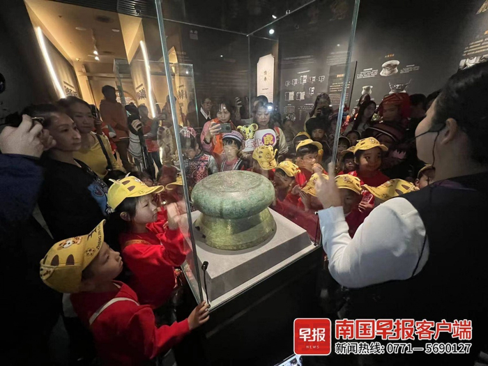 ▲“小东北虎”在广西民族博物馆内了解广西民族文化。记者 刘豫 摄