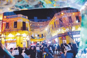 　　夜幕下的“万国洋行”灯火璀璨。 本报记者 孙岩摄