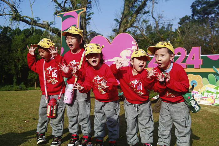     ◀“小东北虎”打卡南宁青秀山风景区    本报记者 李洋 摄