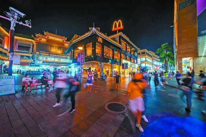 ▲“人流量和城市地标建筑”是主播们的优先选择，东门成为了不二之选。图片据罗湖发布