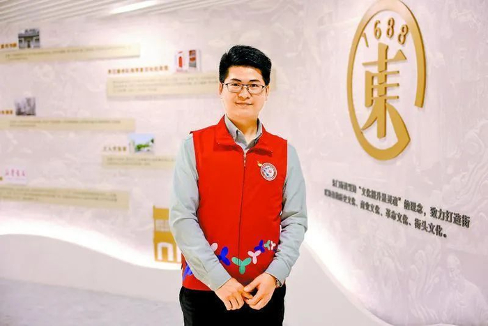 ▲东门街道东门社区党委书记江晓锋表示，会线下为主播提供更多暖心服务。