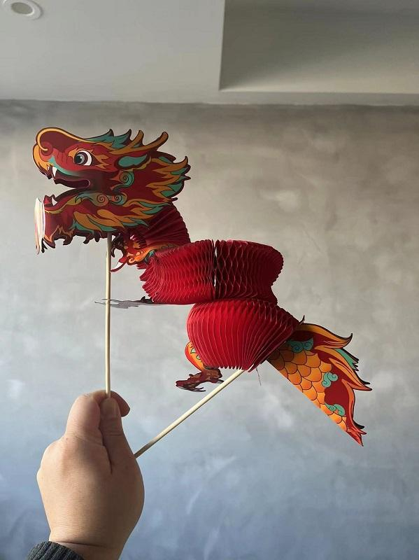 纸翻花重新回到节日商品市场。（简工博 摄）