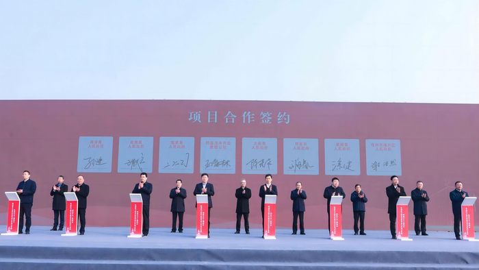 凯盛浩丰集团总经理王海林与淮北市濉溪县，亳州市蒙城县，宿州市泗县、埇桥区等22个县（市、区）进行意向合作项目签约。